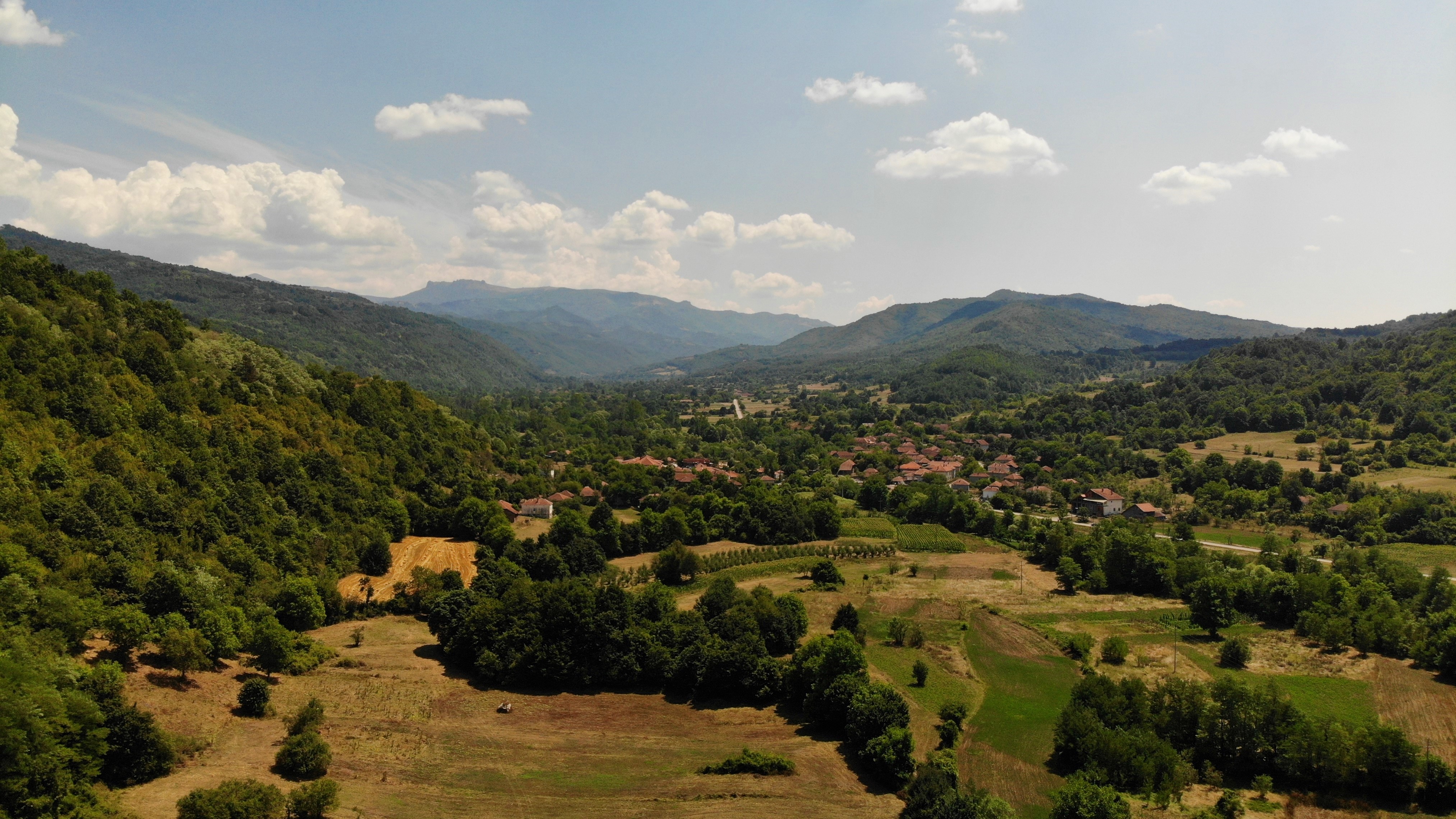 slika_stara_planina_obronci_etno_selo_stara_planina_dron